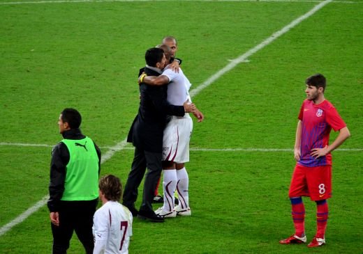 FOTO: Razvan i-a ridicat de jos pe rapidisti! Stelistii au facut coada sa fie si ei imbratisati de Razvan! Reactia dura a fanilor:_5
