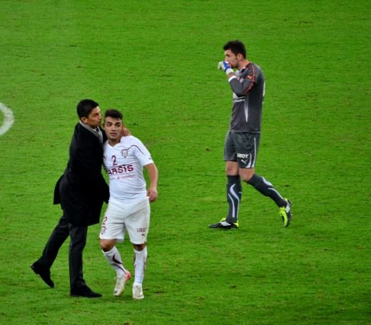 FOTO: Razvan i-a ridicat de jos pe rapidisti! Stelistii au facut coada sa fie si ei imbratisati de Razvan! Reactia dura a fanilor:_8