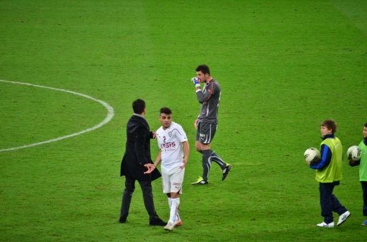 FOTO: Razvan i-a ridicat de jos pe rapidisti! Stelistii au facut coada sa fie si ei imbratisati de Razvan! Reactia dura a fanilor:_9