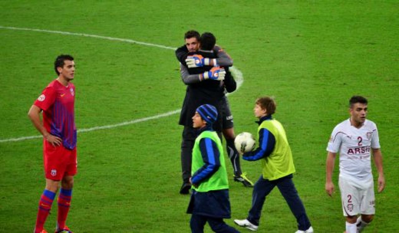 FOTO: Razvan i-a ridicat de jos pe rapidisti! Stelistii au facut coada sa fie si ei imbratisati de Razvan! Reactia dura a fanilor:_10