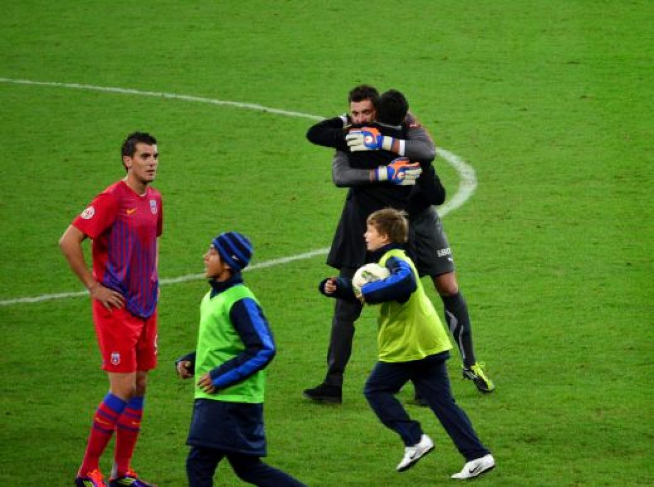 FOTO: Razvan i-a ridicat de jos pe rapidisti! Stelistii au facut coada sa fie si ei imbratisati de Razvan! Reactia dura a fanilor:_11