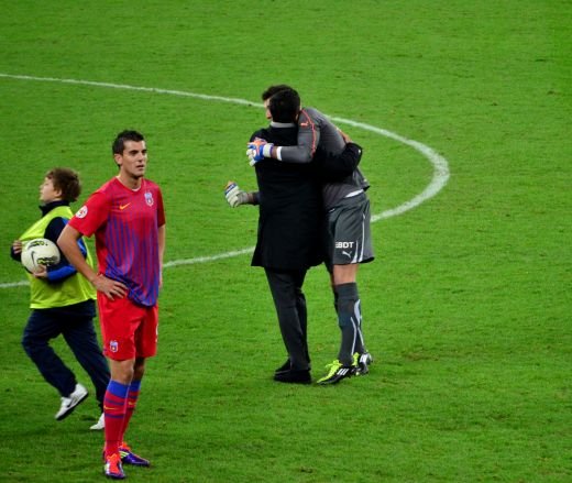 FOTO: Razvan i-a ridicat de jos pe rapidisti! Stelistii au facut coada sa fie si ei imbratisati de Razvan! Reactia dura a fanilor:_12