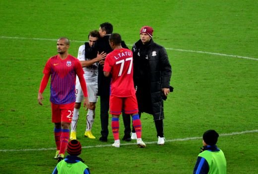 FOTO: Razvan i-a ridicat de jos pe rapidisti! Stelistii au facut coada sa fie si ei imbratisati de Razvan! Reactia dura a fanilor:_13