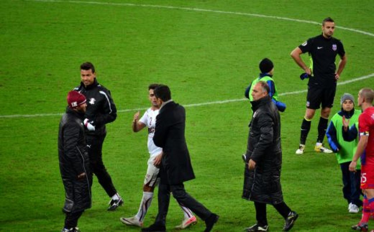 FOTO: Razvan i-a ridicat de jos pe rapidisti! Stelistii au facut coada sa fie si ei imbratisati de Razvan! Reactia dura a fanilor:_14