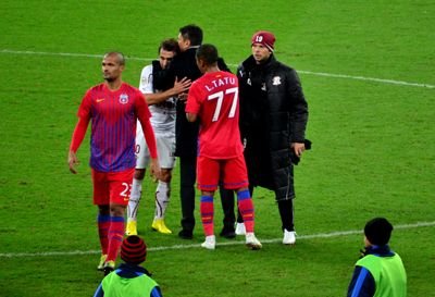 FOTO: Razvan i-a ridicat de jos pe rapidisti! Stelistii au facut coada sa fie si ei imbratisati de Razvan! Reactia dura a fanilor:_15