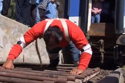Cel mai puternic om din lume a tras un tren de 150 de tone! VIDEO INCREDIBIL: