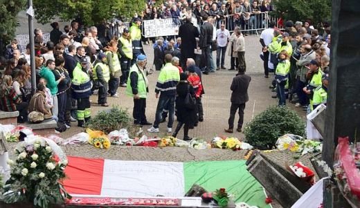 FOTO Italia plange! Mii de oameni prezenti la inmormantarea lui Simoncelli! Valentino Rossi, cu ochii in lacrimi!