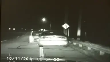 VIDEO Ce SOC au avut politistii cand au oprit o masina care gonea cu 200 KM/H! Soferita era GOALA! :)