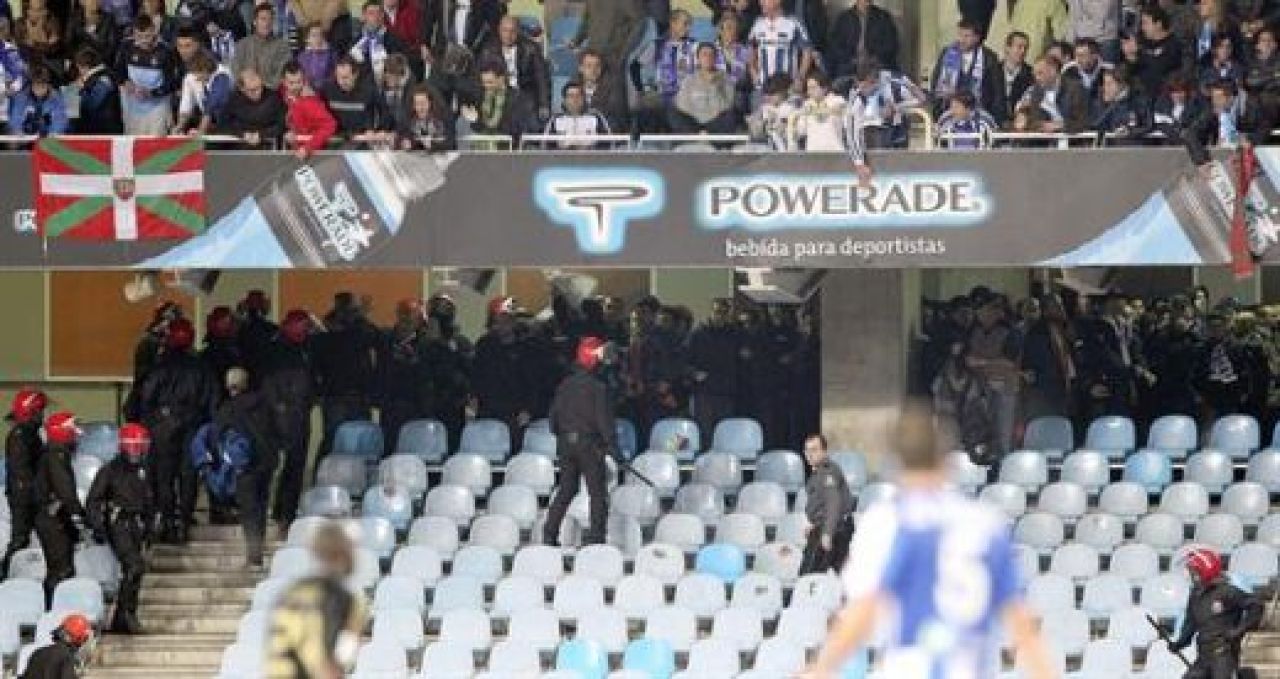 FOTO: Haos si bastoane in San Sebastian! Ultrasii lui Real Sociedad au taiat un fan madrilen cu cutitul:_3