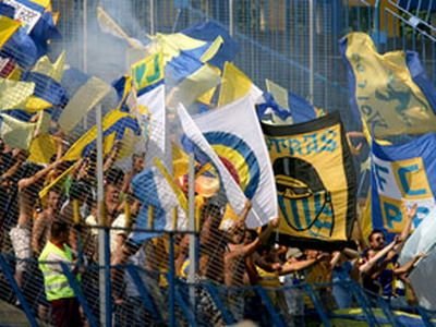 Scene ULUITOARE la Ploiesti! Galamaz a fost batut de un suporter! Tatarusanu, la un pas de tragedie! Imagini din lumea a treia!!!