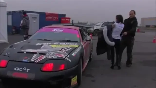 Clipul anului! O bruneta super SEXY a trait senzatii extreme la un turneu de drift! I-a EXPLODAT BLUZA in ochii soferului :))