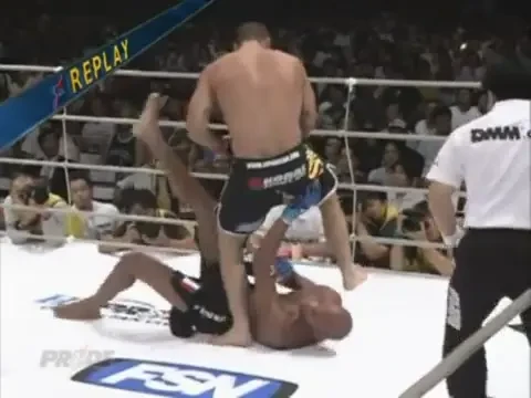 VIDEO Milioane de fani ar fi facut asa cu drogatul intrat pe teren! Super tehnica prin care Martinovic si Stanca puteau sa il loveasca: