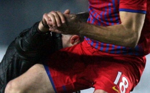 FOTO! Avea DROGATUL de la Ploiesti ceva in mana cand a dat in Galamaz? Stelistii acuza ca jucatorii de la Petrolul l-au ajutat sa scape de boxul metalic_3