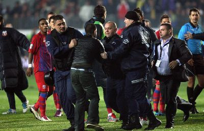 Huliganul a ajuns la PUSCARIE! Agresorul care l-a bagat in spital pe Galamaz a primit mandat de ARESTARE!