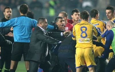 Dezvaluiri uluitoare: Robert Dumitru NU a vrut sa opreasca meciul nici dupa ce Tatarusanu a fost facut KO! Cine l-a convins:
