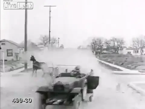 Un clip pe care nu ai voie sa il ratezi: acesta este PRIMUL accident filmat vreodata!