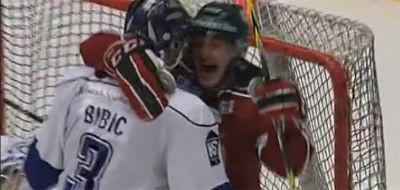 Ai grija cu cine te bucuri dupa gol! Vezi ce a patit un hocheist care si-a imbratisat un adversar dupa ce a inscris! VIDEO AMUZANT:))