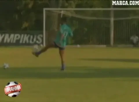 VIDEO: Ronaldinho e MAGIC la antrenamente! Schemele ireale cu care i-a innebunit pe brazilieni!