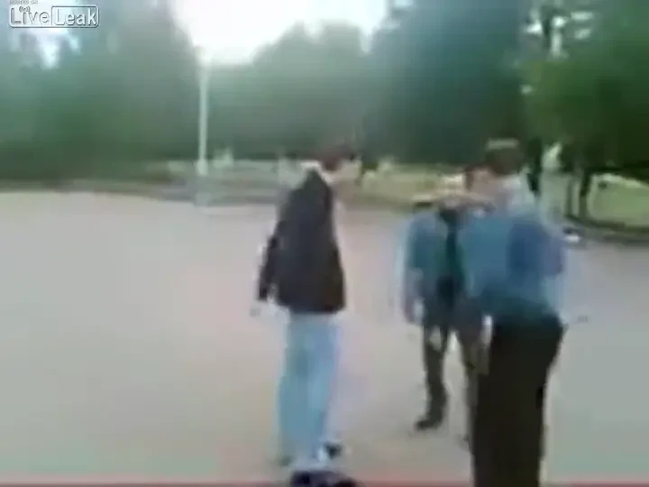 Clipul care a SOCAT Europa! El e CHUCK NORRIS din Rusia: bate 4 oameni in 5 secunde pe strada! VIDEO