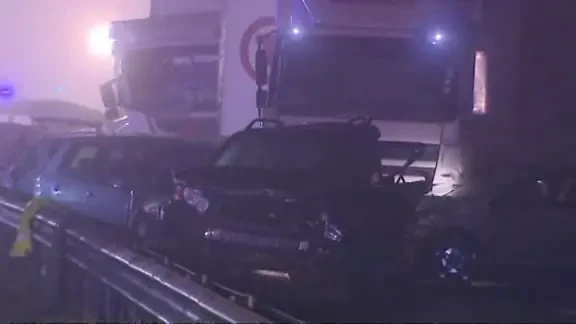 FOTO si VIDEO Accident HORROR in Anglia! 27 de masini s-au facut PRAF pe autostrada! 7 morti si 51 de raniti!