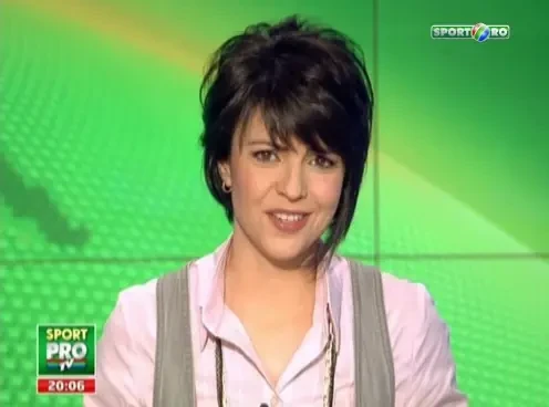 Sotia la centrul, sotul cu steagul! Prima familie care arbitreaza un meci! Cum ii ameninta sotul pe fanii care intra pe teren: