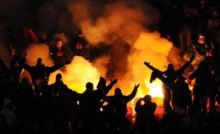 Episodul Tatarusanu se putea REPETA! Galeria lui Dinamo a aruncat cu PETARDE in teren la meciul cu CFR!