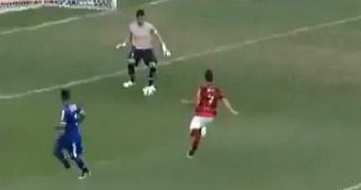 VIDEO: S-a intimidat cand a vazut cine e in fata lui :) Portarul a comis-o ca un incepator sub ochii lui Ronaldinho!