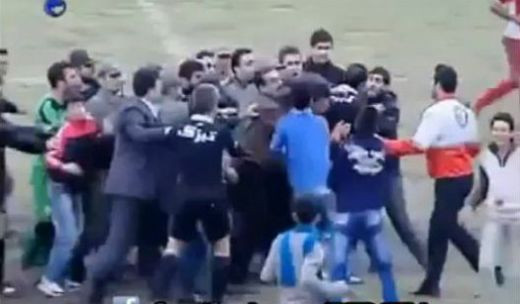 VIDEO Scene SOCANTE pe stadion! Se poate si mai rau ca in Romania! Arbitru batut de fani, jucatori si antrenori pe teren!