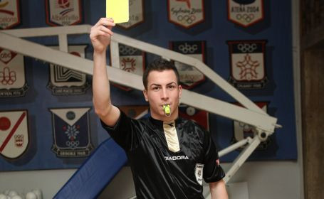 Inca un gest SCANDALOS! Arbitru de liga a patra, batut cu bestialitate de jucatori pana a lesinat!