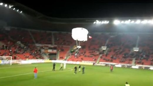 VIDEO Drogatul Enache primeste lectii din Cehia! Cel mai tare invadator din fotbal! S-a parasutat pe stadion in timpul meciului! :)