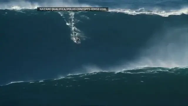 ITI STA INIMA IN LOC! Un surfer DEMENT a calarit cel mai inalt val din istorie - era cat un bloc cu 10 etaje! VIDEO