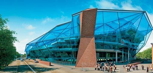 Stadion din ALTA LUME pentru un fotbal MILIARDAR! BIJUTERIA din sticla si otel care iti MANIPULEAZA gandurile:_2
