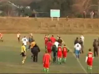 FABULOS! Cine ar fi crezut...arbitrul e cel mai rapid om de pe teren! Cum scapa de 200 de fani furiosi!
