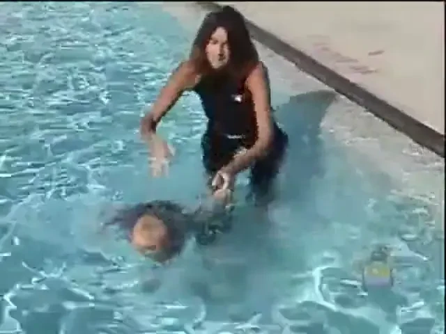 Superb! Un bebelus cade in piscina, parintii aplauda si filmeaza! Nu e niciun HORROR! Vezi cum arata un miracol filmat: