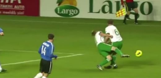 Ciocnirea prieteniei! Ce se intampla cand doi irlandezi se ambitioneaza sa prinda o minge: