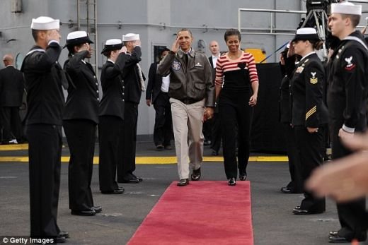 SUPERFOTO: Au jucat baschet pe puntea de pe care a fost aruncat cadavrul lui Bin Laden in mare! Vezi ce-a fost acolo si mesajul lui Obama_8