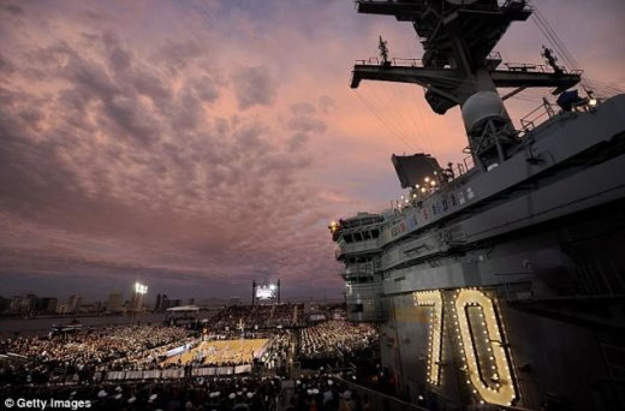 SUPERFOTO: Au jucat baschet pe puntea de pe care a fost aruncat cadavrul lui Bin Laden in mare! Vezi ce-a fost acolo si mesajul lui Obama_9