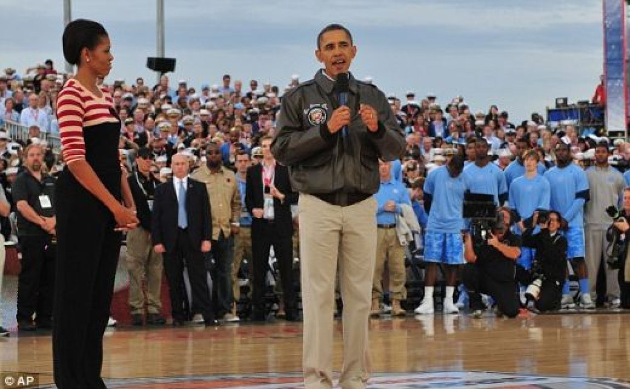SUPERFOTO: Au jucat baschet pe puntea de pe care a fost aruncat cadavrul lui Bin Laden in mare! Vezi ce-a fost acolo si mesajul lui Obama_10