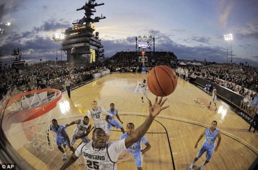 SUPERFOTO: Au jucat baschet pe puntea de pe care a fost aruncat cadavrul lui Bin Laden in mare! Vezi ce-a fost acolo si mesajul lui Obama_13