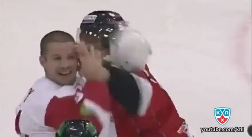 L-a lasat sa ii dea pumni in cap, pana nu i s-a mai parut funny! Asta ar fi iesit si daca era Martinovici in locul lui Galamaz: VIDEO DEMENTIAL