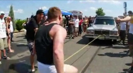 A tras o masina de 1800 kg fara sa-si foloseasca mainile! Poti sa ghicesti unde era legat? :)