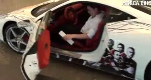 SUPER VIDEO: 6 milioane de oameni alearga sa DISTRUGA un Ferrari din Dubai! Soferul e de vina: vezi ce i-a facut!