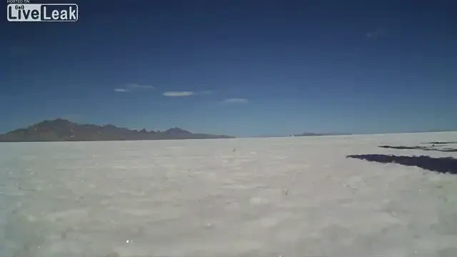 SUPER VIDEO! Te-ai baga la o liniuta cu asta? Masina care ZBOARA cu 740 km/h!