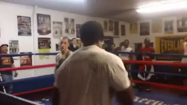 La 61 de ani, TATAL lui Mayweather face o repriza de box cu un tanar! Vezi ce incident apare in ring si cine sare sa il bata pe pusti! VIDEO