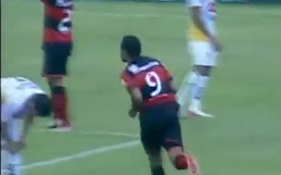 Ca in filmele cu prosti! A vrut sa sarbatoreasca golul cat mai original, dar s-a ales cu o faza de toata RUSINEA!&nbsp;VIDEO AMUZANT