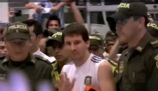 VIDEO Isterie in Columbia! A terizat extraterestrul Messi! Politia l-a escortat de teama teroristilor!