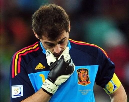 VIDEO: Cea mai mare gafa din cariera lui Casillas! Puyol a ramas masca: Mai bine trimiteam mingea in aut, daca stiam ca te incurca in asa hal!