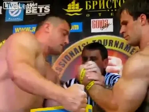 POKER FACE: Probabil cel mai tare meci de skandenberg! Urmareste-i expresia fetei :)