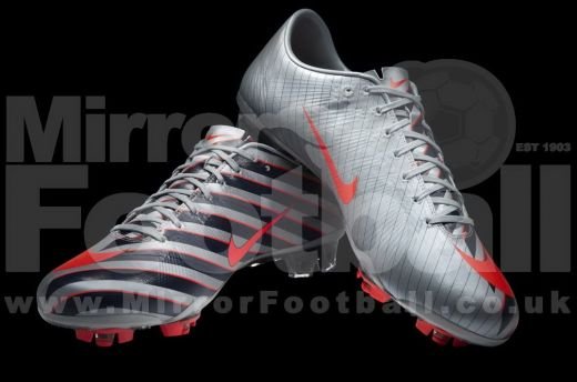 In 2012 se poarta dungile! Au aparut primele POZE cu noul model de ghete pe care le va purta Ronaldo! Vezi cat costa:_3