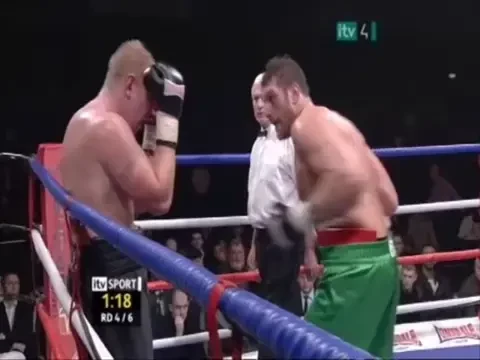 El e PROSTUL ANULUI! Primul boxer din lume care si-a dat KO de unul singur in ring! VIDEO